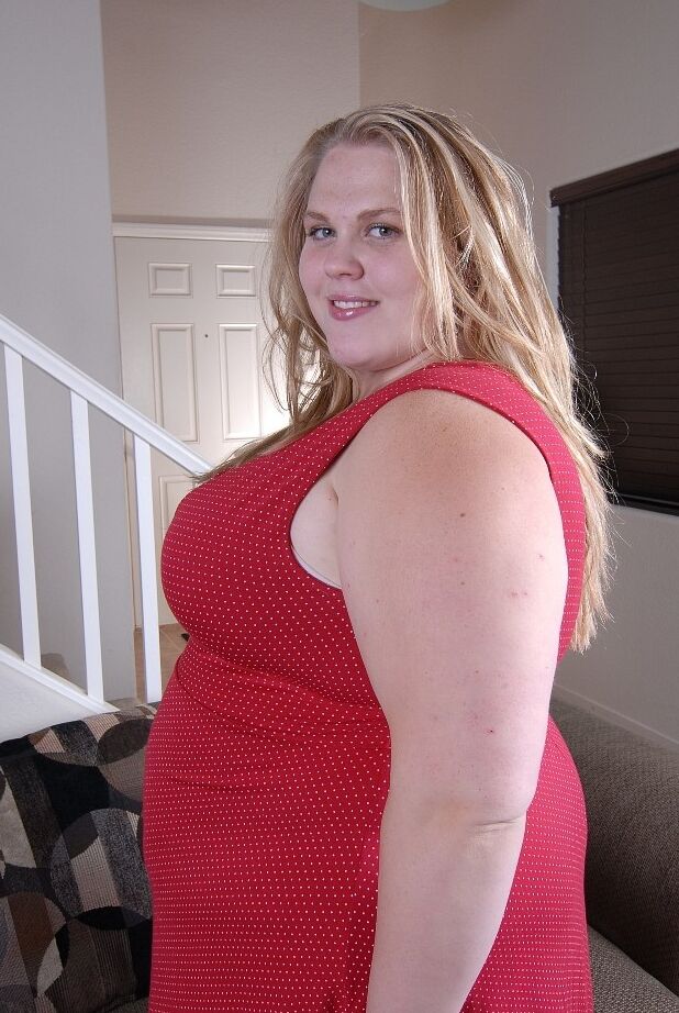 16P La sexy SSBBW Christina écarte son vagin rasé après s'être déshabillée