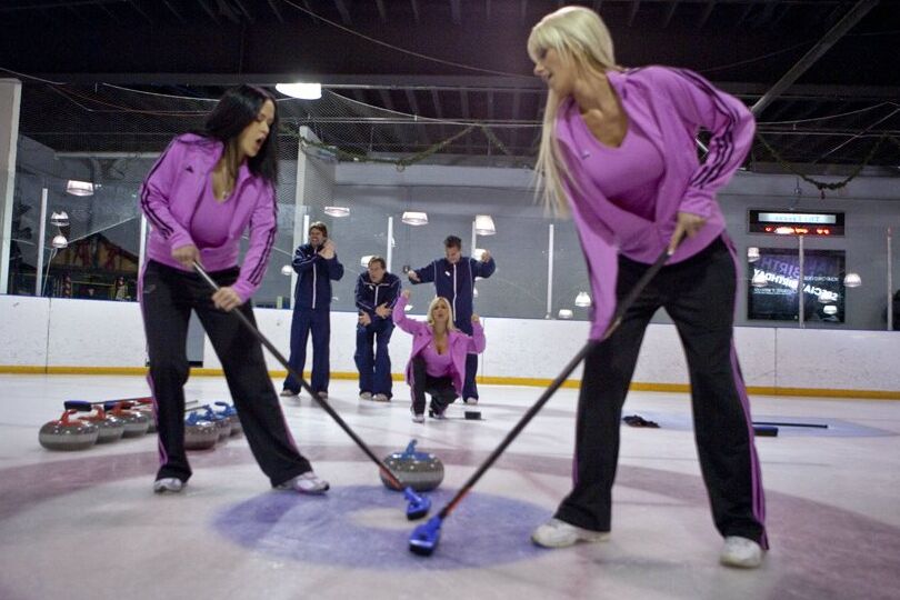 21P Tres estrellas porno americanas tetonas reciben un polvo duro del instructor de curling