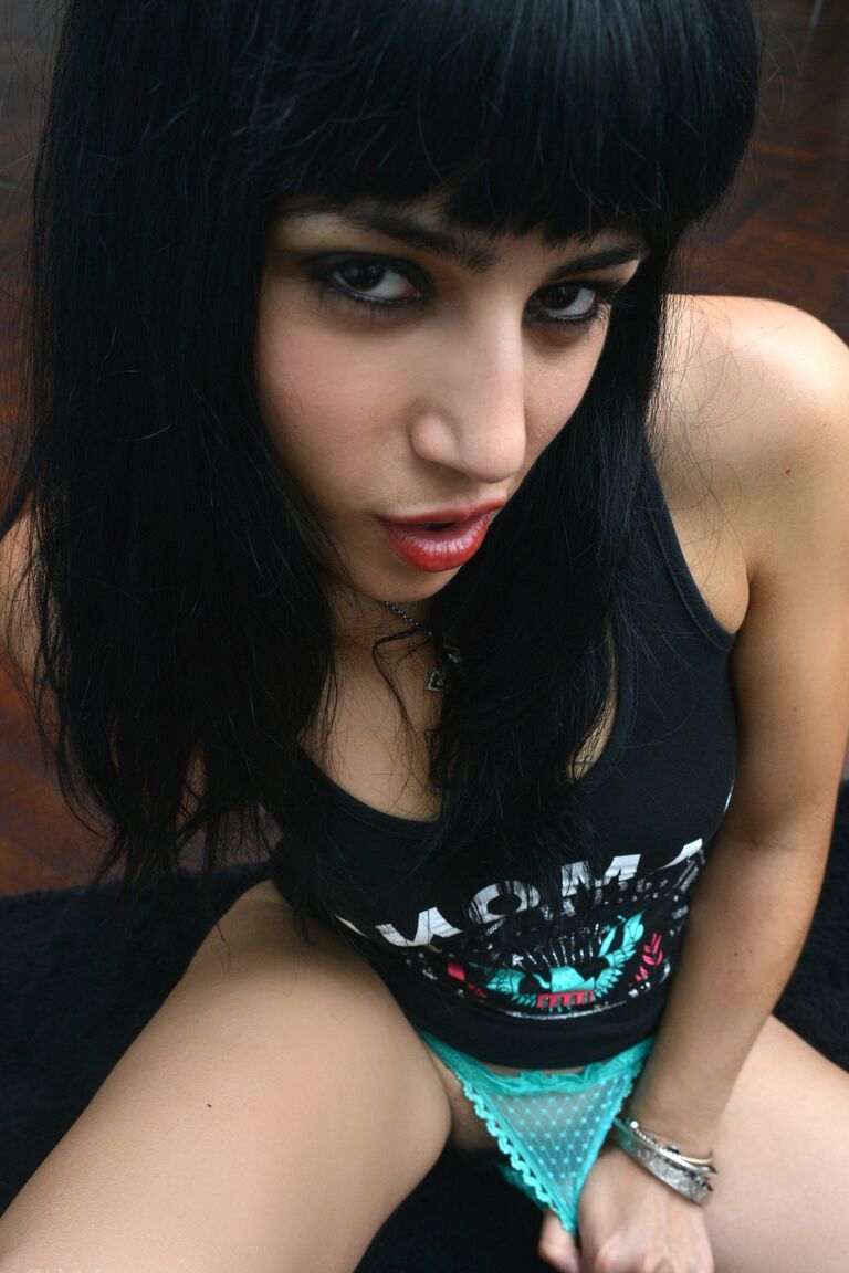 20P Boneca punk argentina sexy tira a roupa sozinha e massageia seu castor aparado