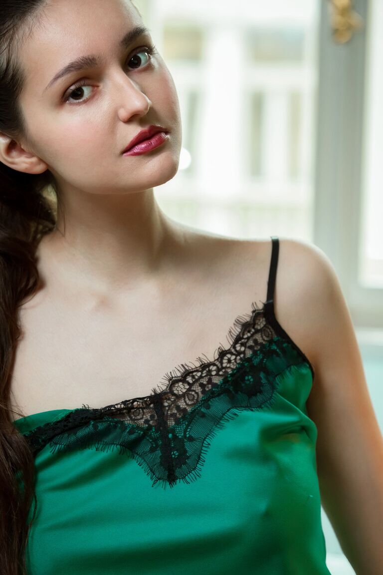 21P Adolescente sexy com peitos grandes Adeline deixa cair sua roupa de seda