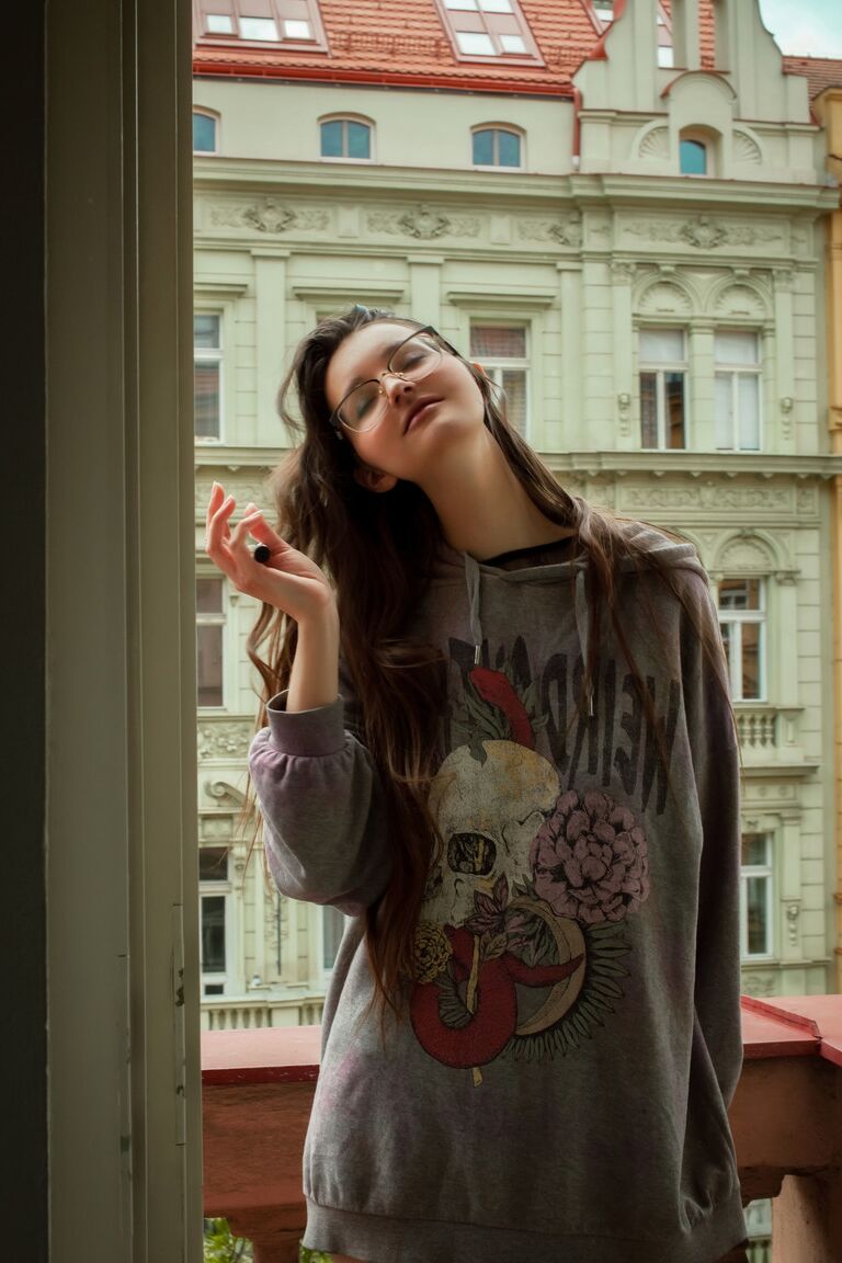 21P Adolescente sexy com peitos grandes Adeline deixa cair sua roupa de seda