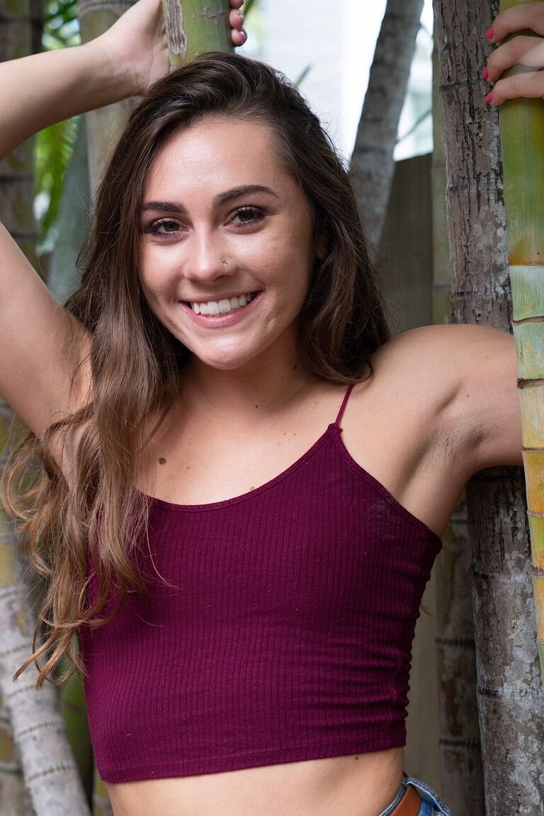 21P La jolie brune Mackenzie Mace perd lentement ses vêtements et pose en extérieur