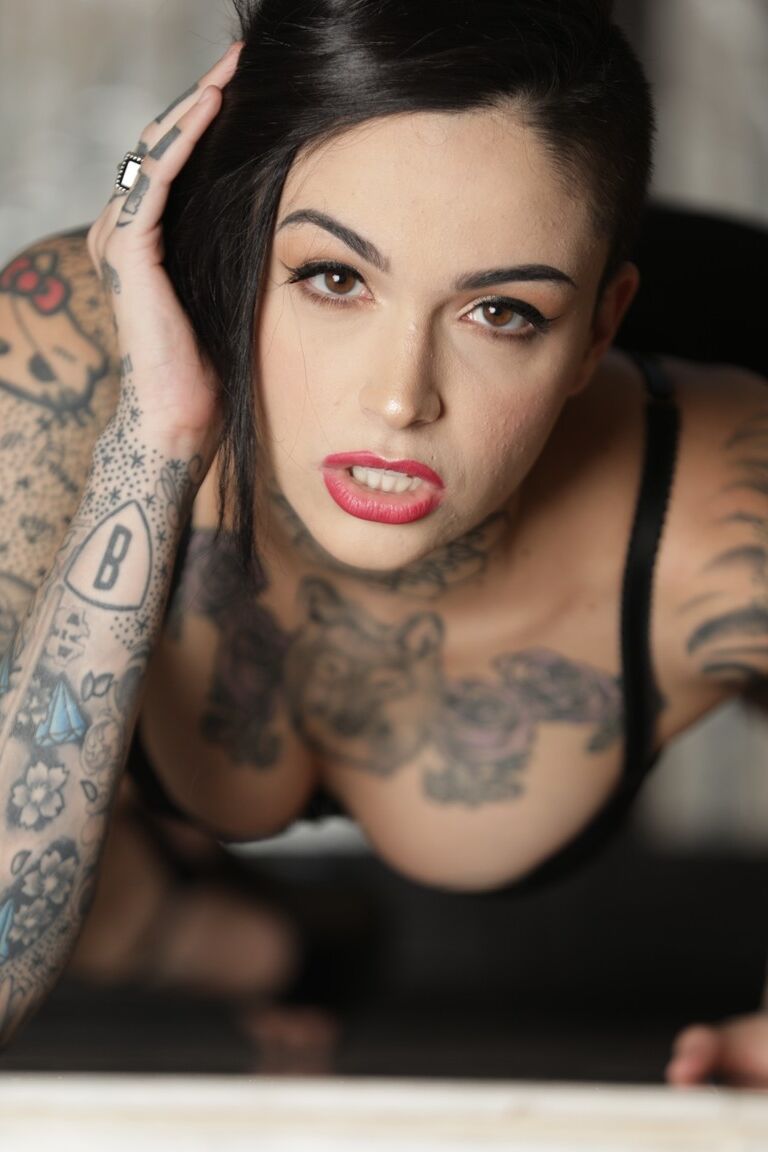 21P Das tätowierte Alternativmodel Leigh Raven zieht ihren BH und ihre Shorts aus, um nackt zu posieren