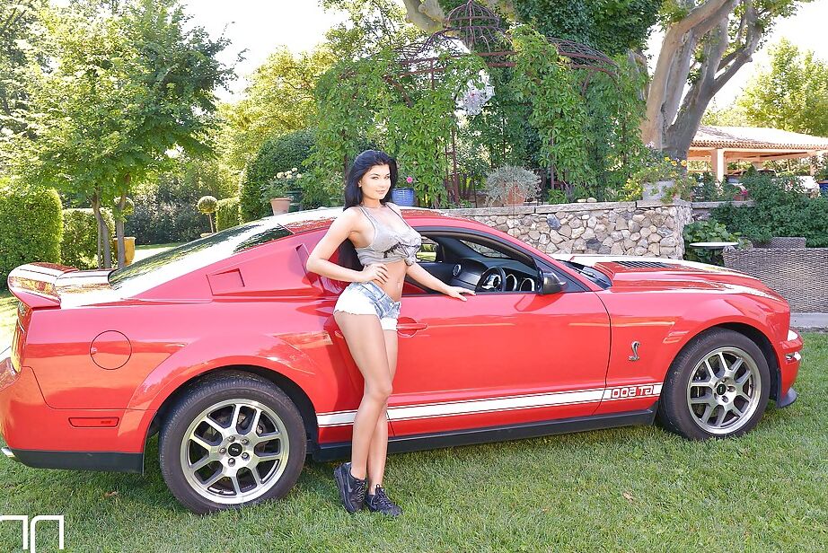 16P A adolescente morena Lucy Li exibindo suas fantásticas aldravas ao ar livre
