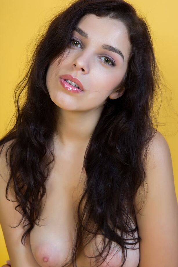 16P Das schöne Teenie-Model Evita Lima macht tolle Solo-Posen nackt