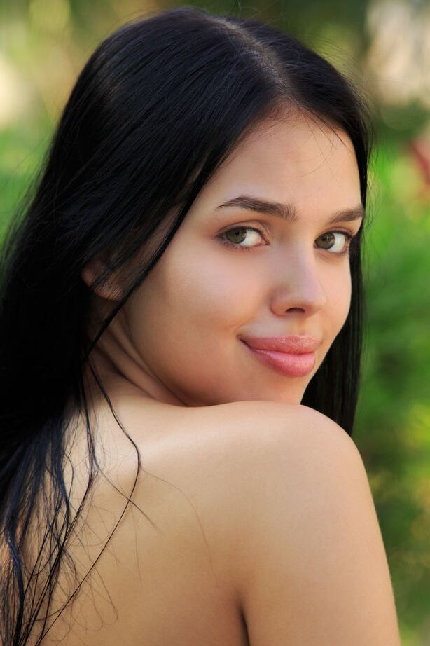 18P A linda adolescente Venice Lei faz ótimas poses nuas durante ação solo no quintal