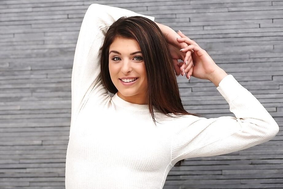 16P A gata adolescente Leah Gotti posa vestida de jeans antes de mostrar bunda e peitos legais
