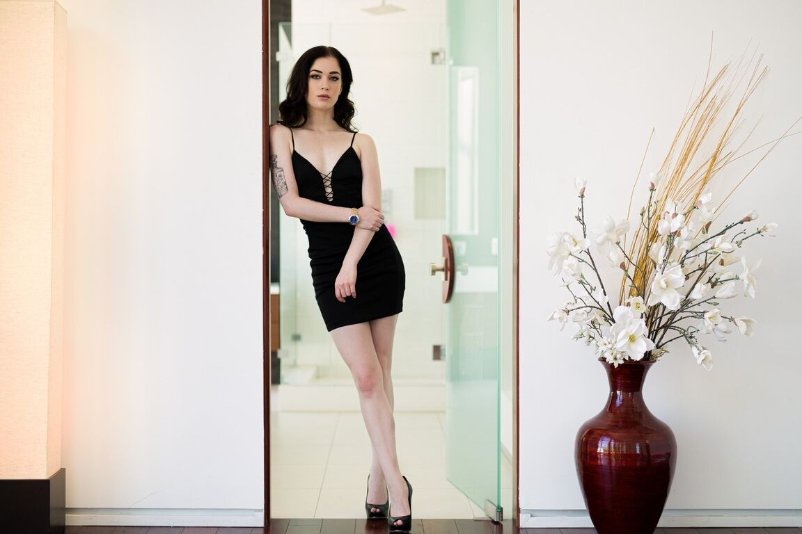 15P La petite teen Evelyn Claire exhibe ses petits seins avant une baise hard en talons