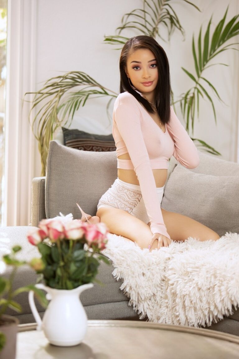 21P La página central angelical Scarlett Bloom provocando con sus impecables tetas naturales