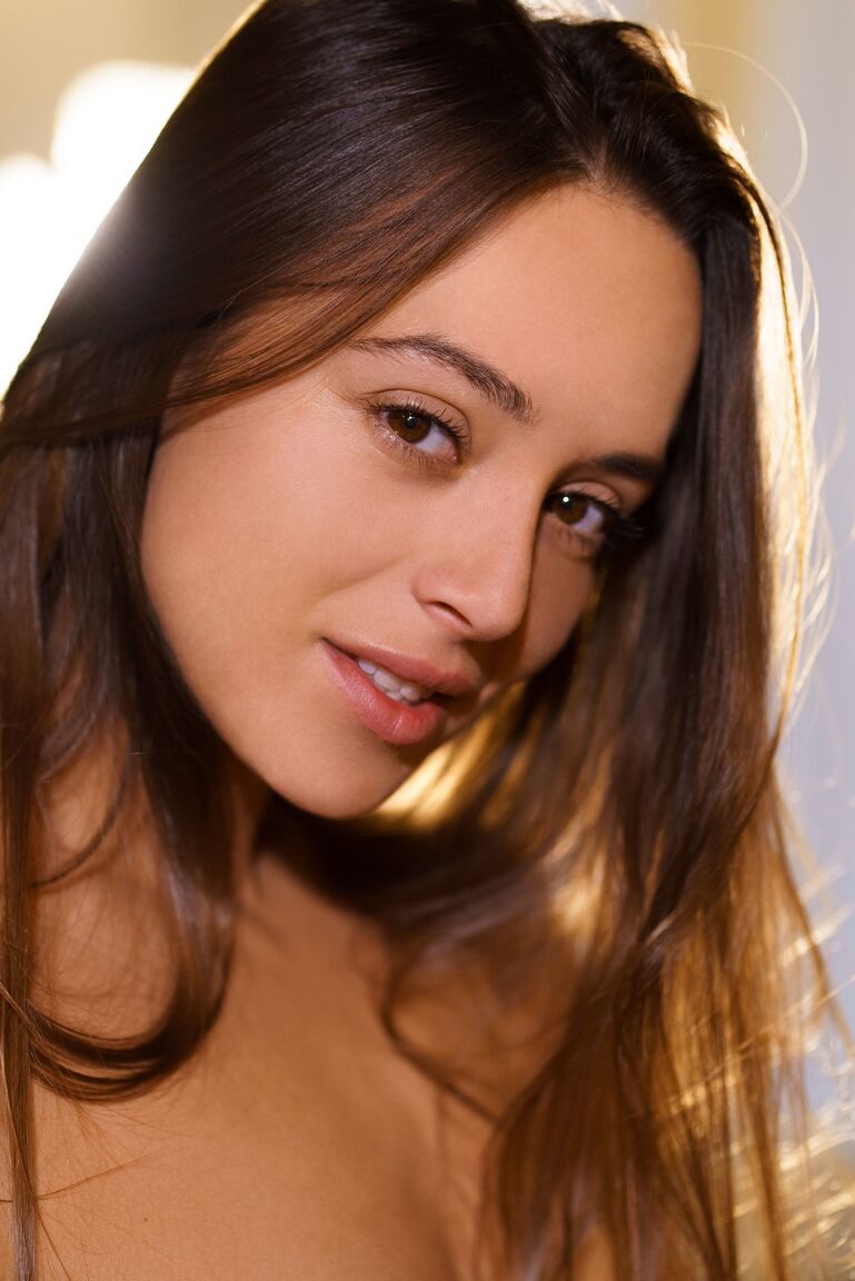 21P A morena tesuda Dominika A tira o vestido vermelho e exibe a bucetinha