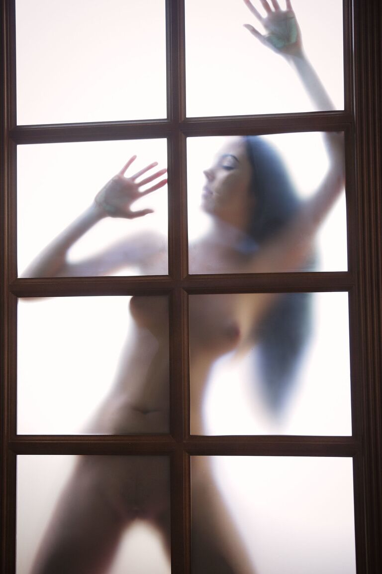 21P La douce dame au beau visage Macy B pose nue sur le sol