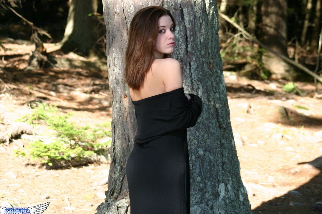 12P A adolescente sexy Serena modela de topless e descalça em calcinha fio dental no lago