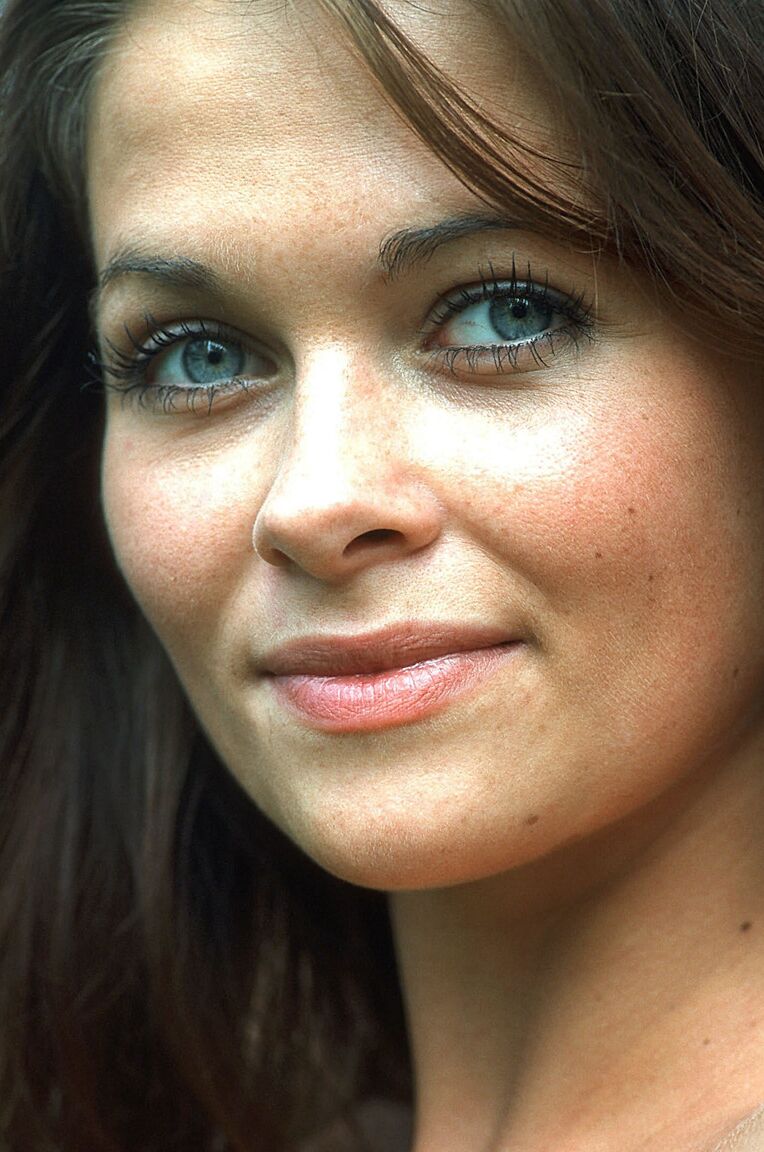 21P La charmante adolescente Barbara se déshabille pour montrer son beau corps nu en extérieur