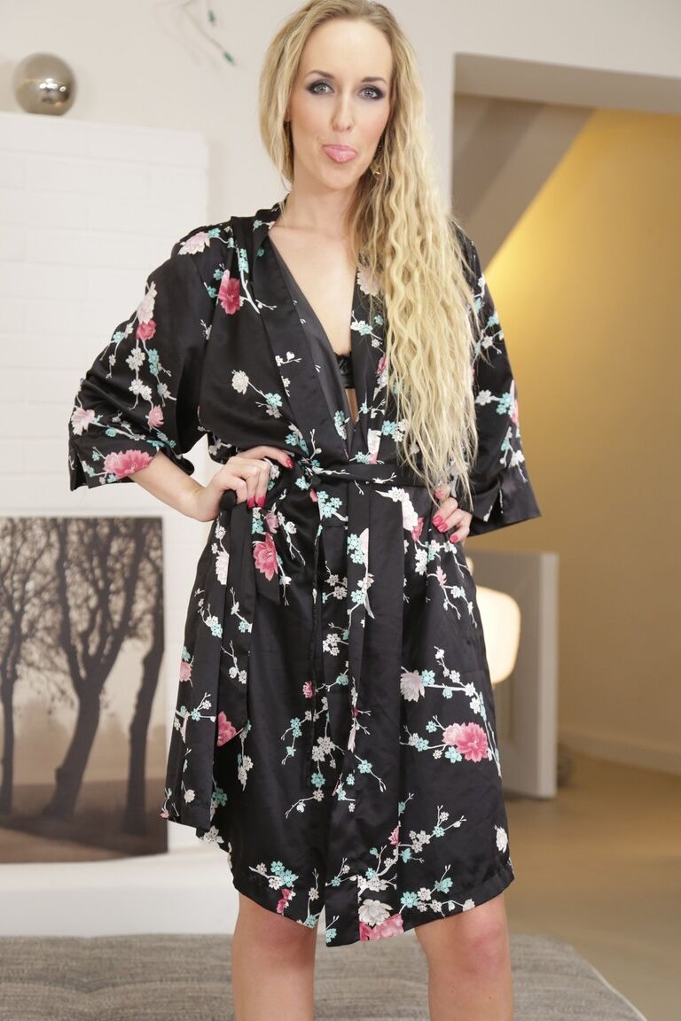 17P A pequena modelo loira Jenny Simons tira a lingerie e esfrega a buceta