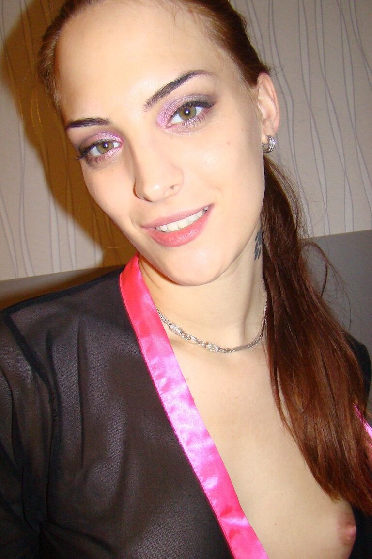 21P Morena amadora Kennedy Kelly exibe seus seios pequenos e esfrega sua vulva
