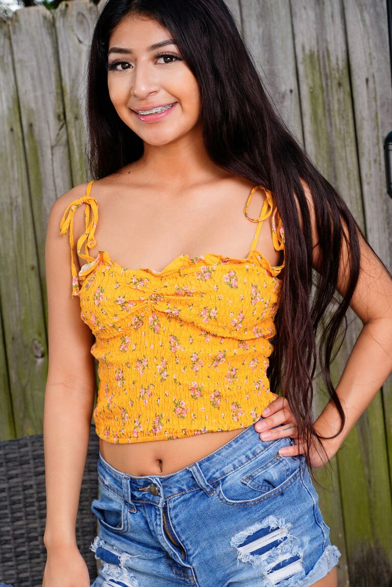 21P Petite exótica adolescente Binky Beaz esfrega a vagina em uma cadeira ao ar livre