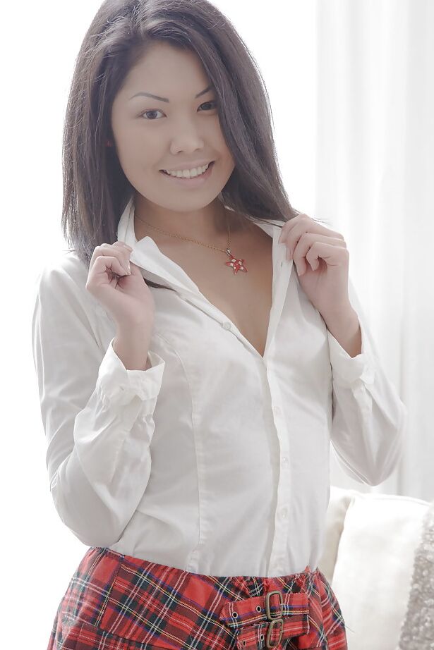 16P Oriental gostosa Miranda tira seu uniforme de colegial