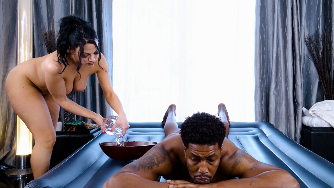15P Massagista peituda Mona Azar fode um cliente negro depois de uma massagem nua