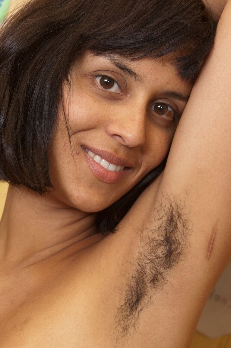 21P Exótica amadora Sonya N mostra suas axilas peludas