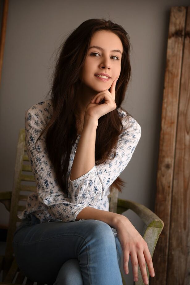 18P A doce adolescente morena Alisa Amore tira jeans no caminho para modelar nua