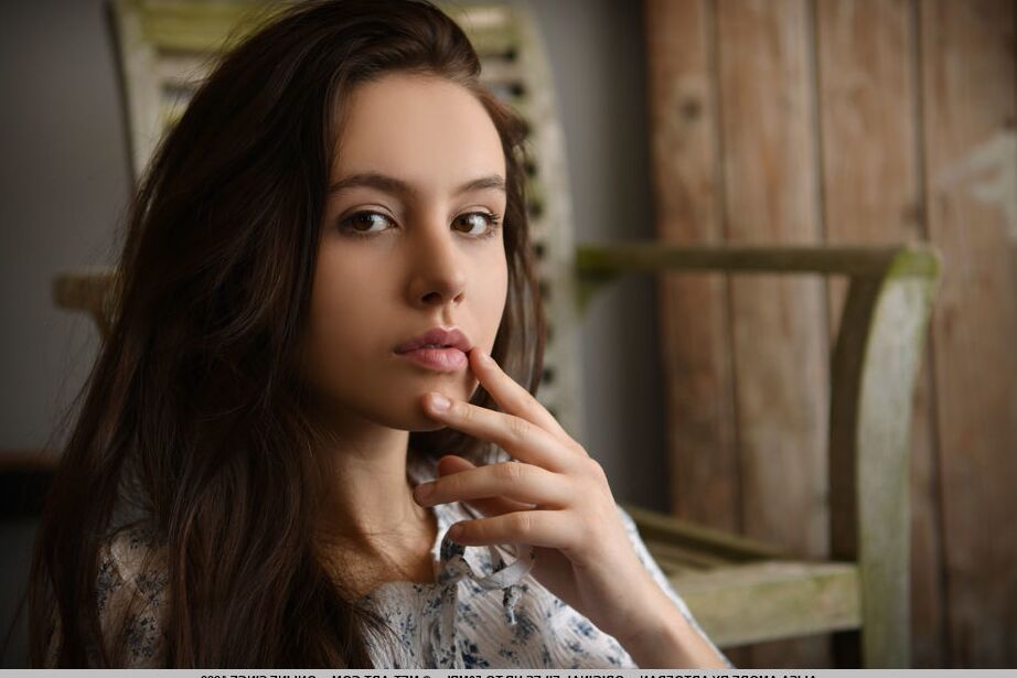 18P A doce adolescente morena Alisa Amore tira jeans no caminho para modelar nua