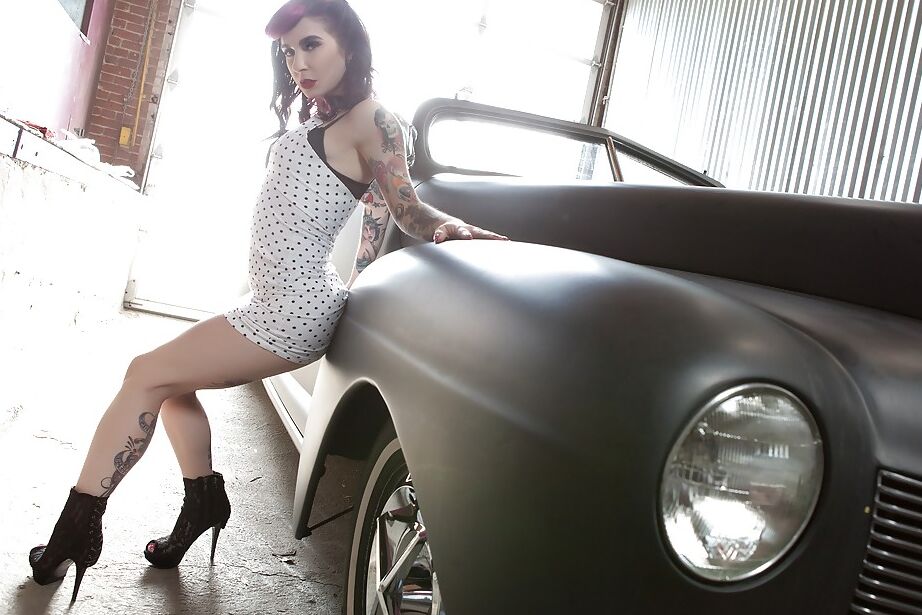 12P Milf amadora tatuada Joanna Angel está fazendo o melhor que pode