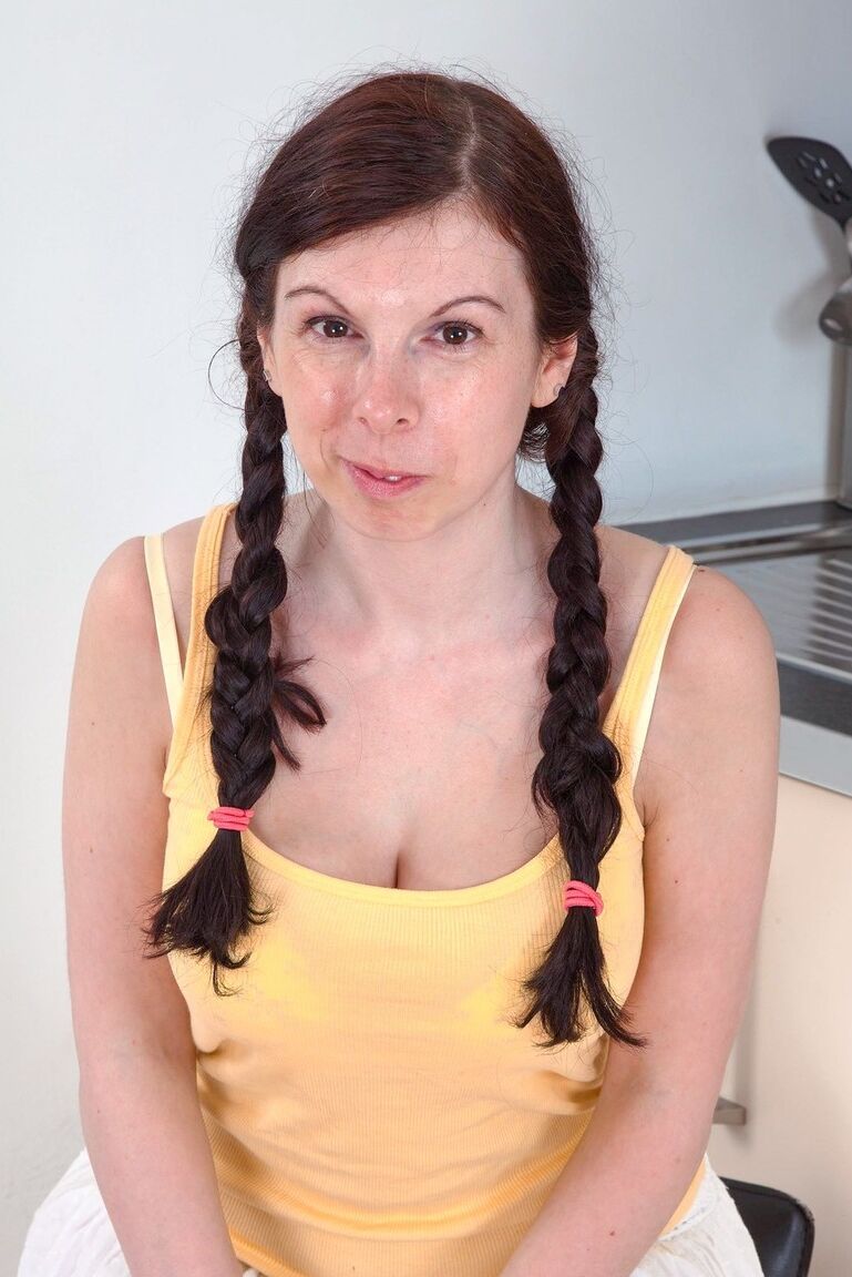 16P La morena amateur Emily Winters muestra su coño muy peludo con coletas