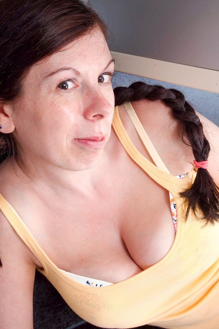 16P La morena amateur Emily Winters muestra su coño muy peludo con coletas