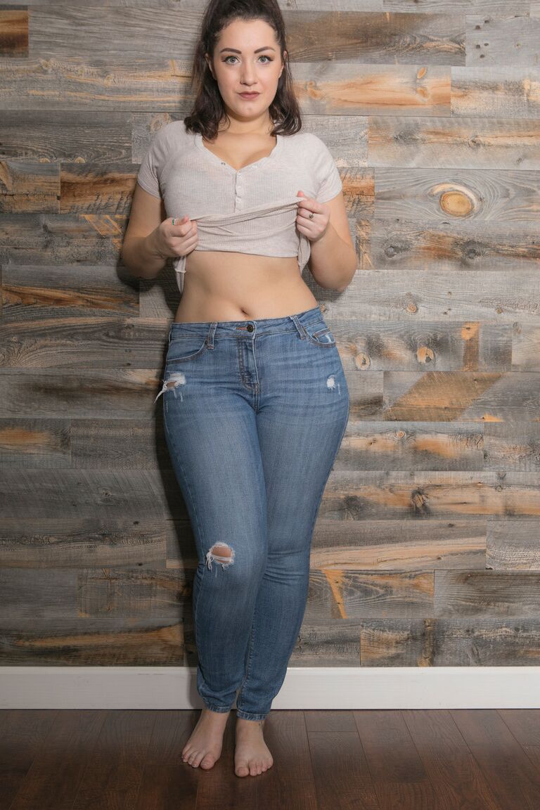 16P Amateur BBW Lexi Lloyd descubre grandes tetas naturales y culo gordo mientras se desnuda