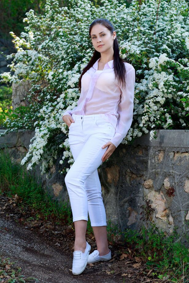 18P Heiße Brünette Martina Mink wirft ihre wunderschöne Kleidung an der Gartenmauer ab
