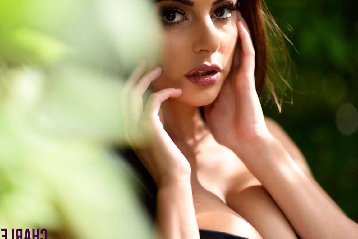 16P A deslumbrante Latina gostosa Charley S mostra seus peitos grandes e sensuais sob a sombra das árvores