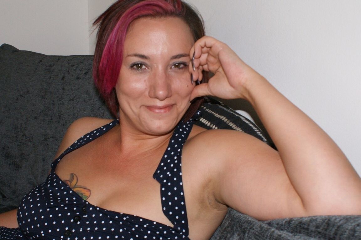 16P La dame amateur Sara Banks expose ses seins et sa chatte en bas blancs.