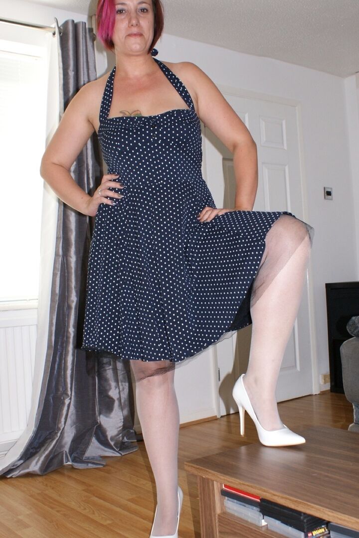 16P La dame amateur Sara Banks expose ses seins et sa chatte en bas blancs.