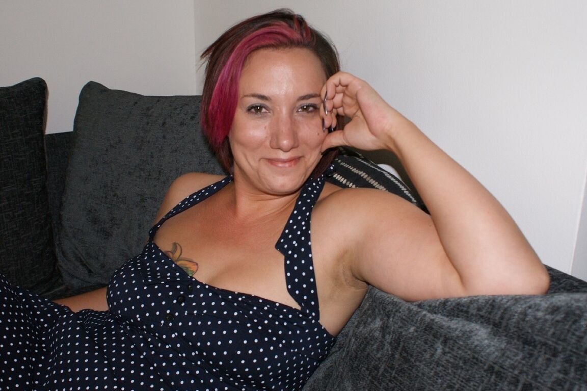 16P La dame amateur Sara Banks expose ses seins et sa chatte en bas blancs.