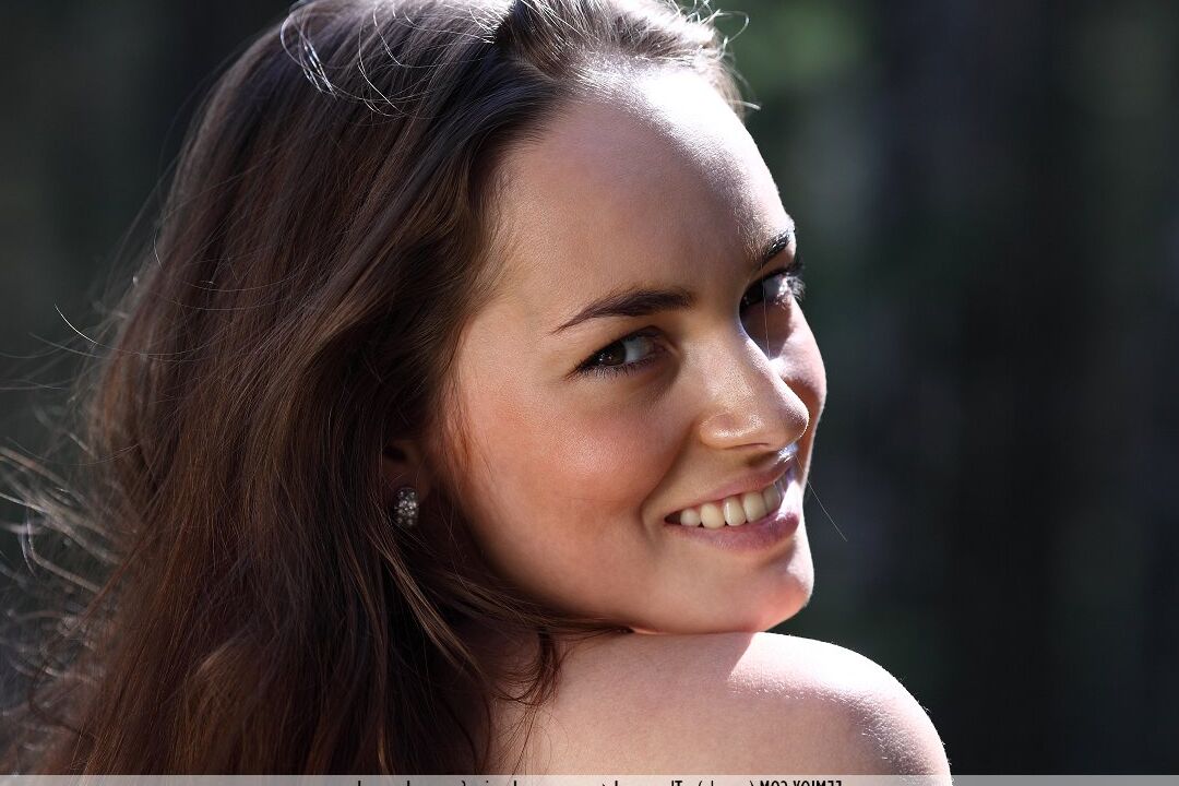 16P La joven morena Anabelle luce sus firmes tetas mientras modela desnuda