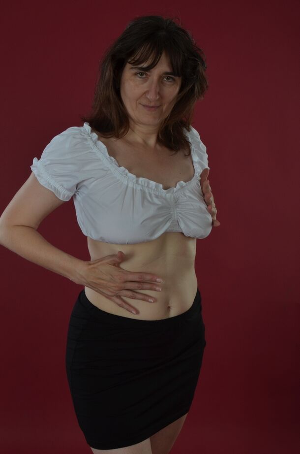 20P Amateur model uncovers saggy tits before sliding black miniskirt over bare ass
