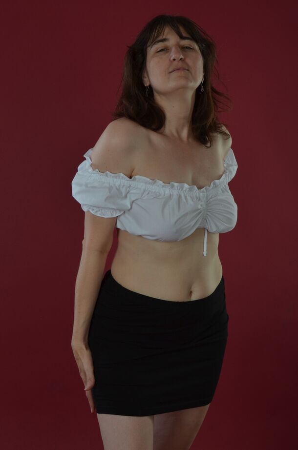 20P Amateur model uncovers saggy tits before sliding black miniskirt over bare ass