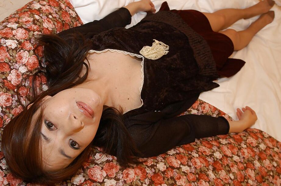 16P Asian MILF com corte peludo Eiko Sakai se despindo e abrindo as pernas