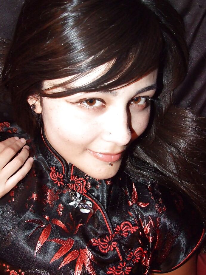 16P Modelo gata da Malásia Sophie Jade posando nua em meias pretas