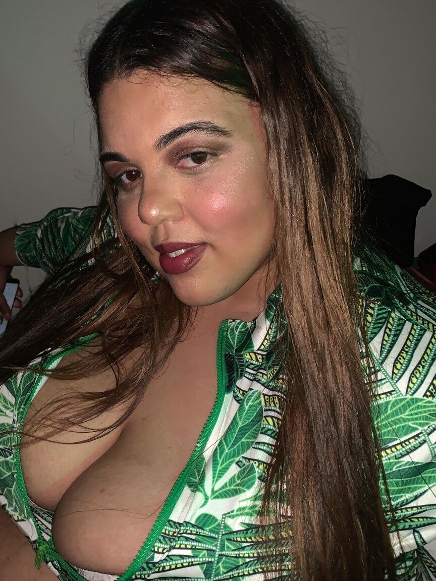 12P SSBBW Golden Bombshel​​l がソロアクション中にお尻の割れ目を見せます