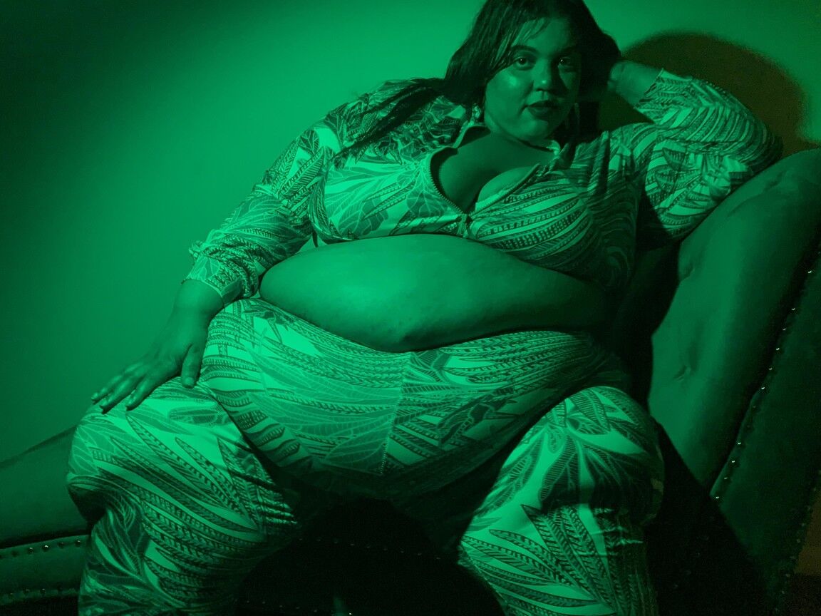 12P SSBBW Golden Bombshel​​l がソロアクション中にお尻の割れ目を見せます