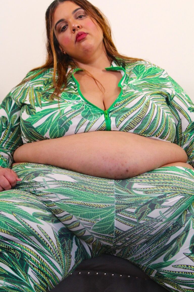 12P SSBBW Golden Bombshel​​l がソロアクション中にお尻の割れ目を見せます
