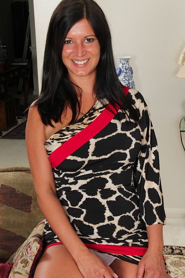 15P Smiley amateur con grandes tetas redondas se desnuda
