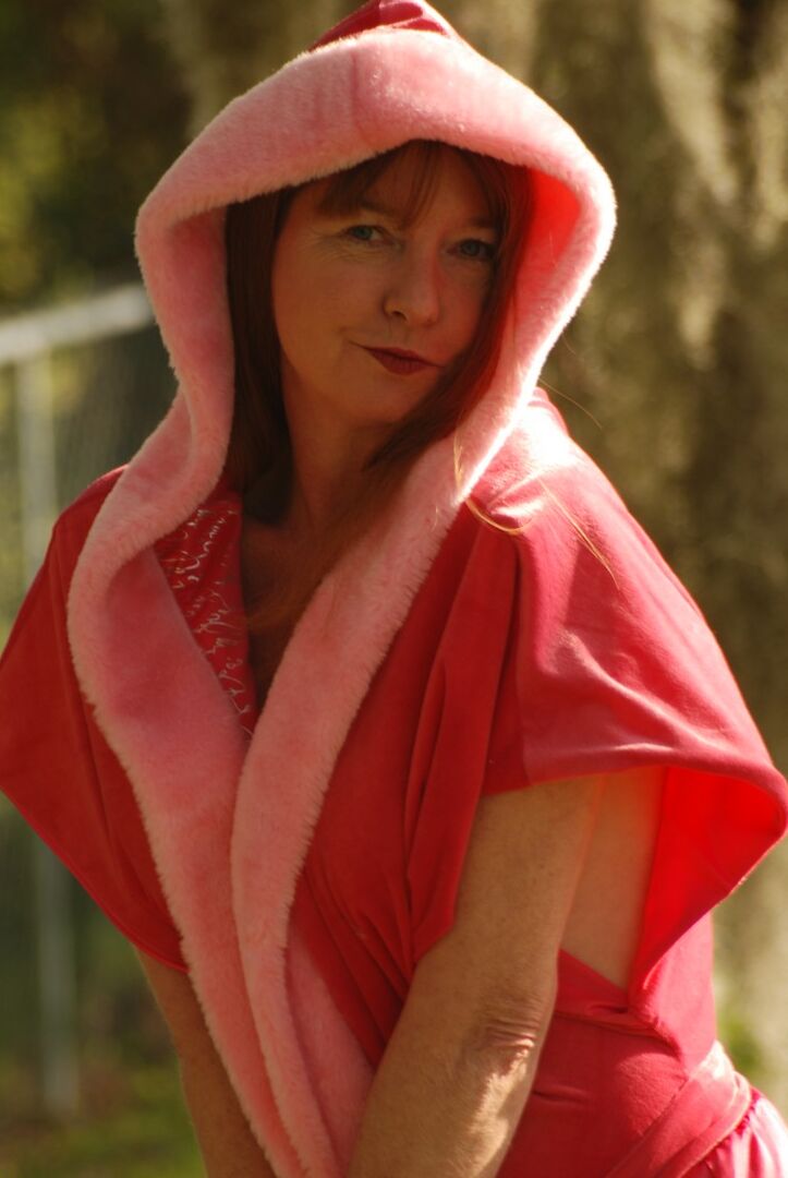 18P Dee Delmar, une amatrice plus âgée, met en valeur ses superbes seins lors d'une séance photo sexy dans le jardin.