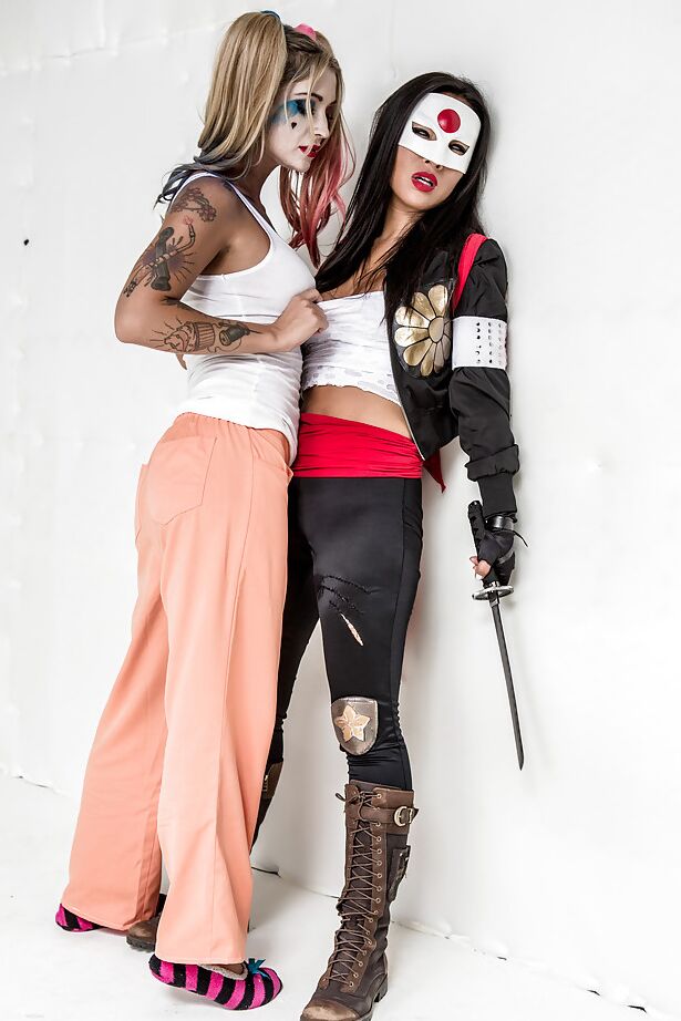 16P Las amantes del sexo cosplay Asa y Kleio se vuelven lesbianas y se chupan los coños en 69