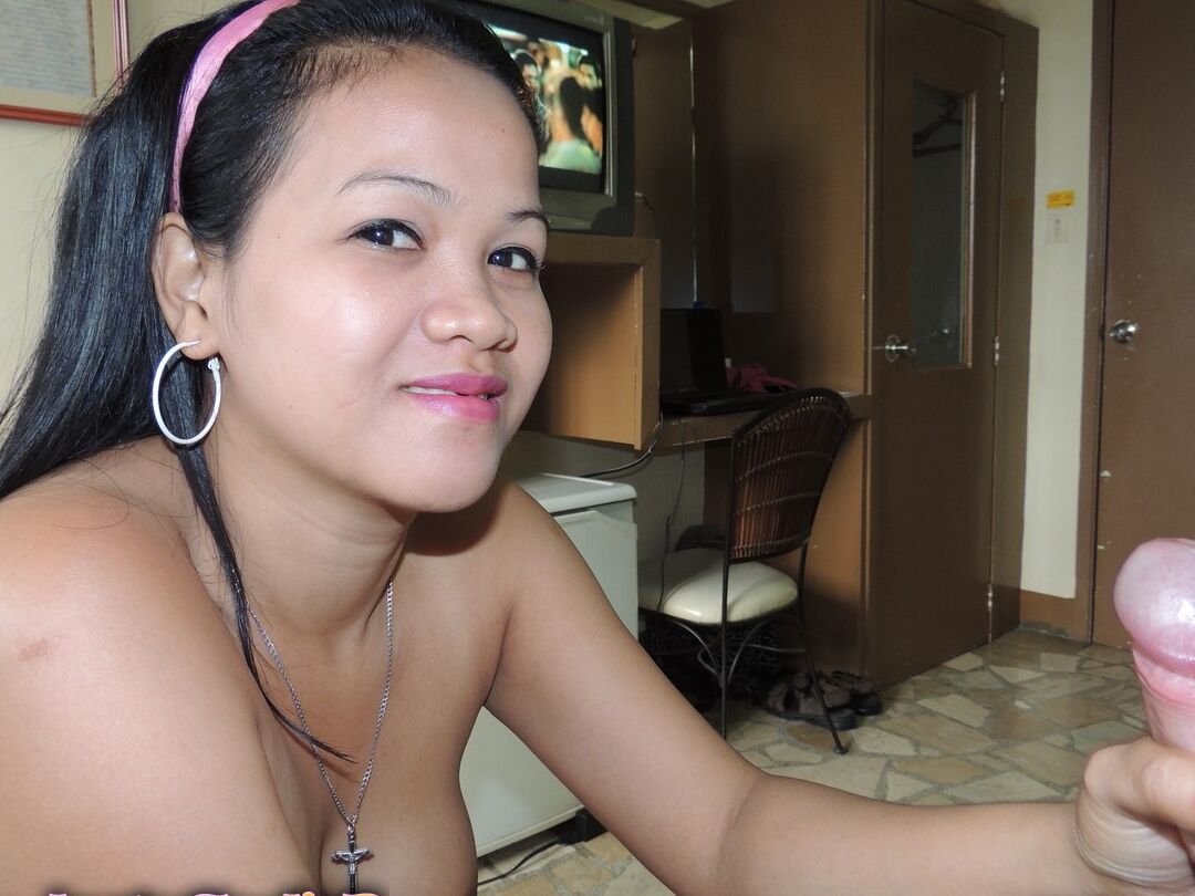 15P Linda garota filipina com idade mínima legal é transada por um turista sexual no estilo POV