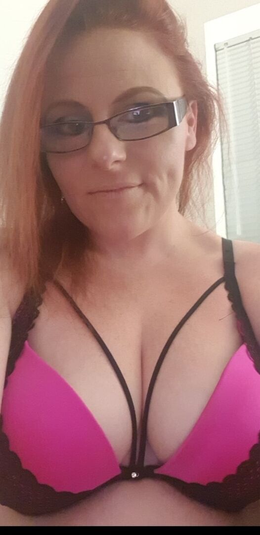 16P Amateur model displays her big tits and snatch with her glasses on