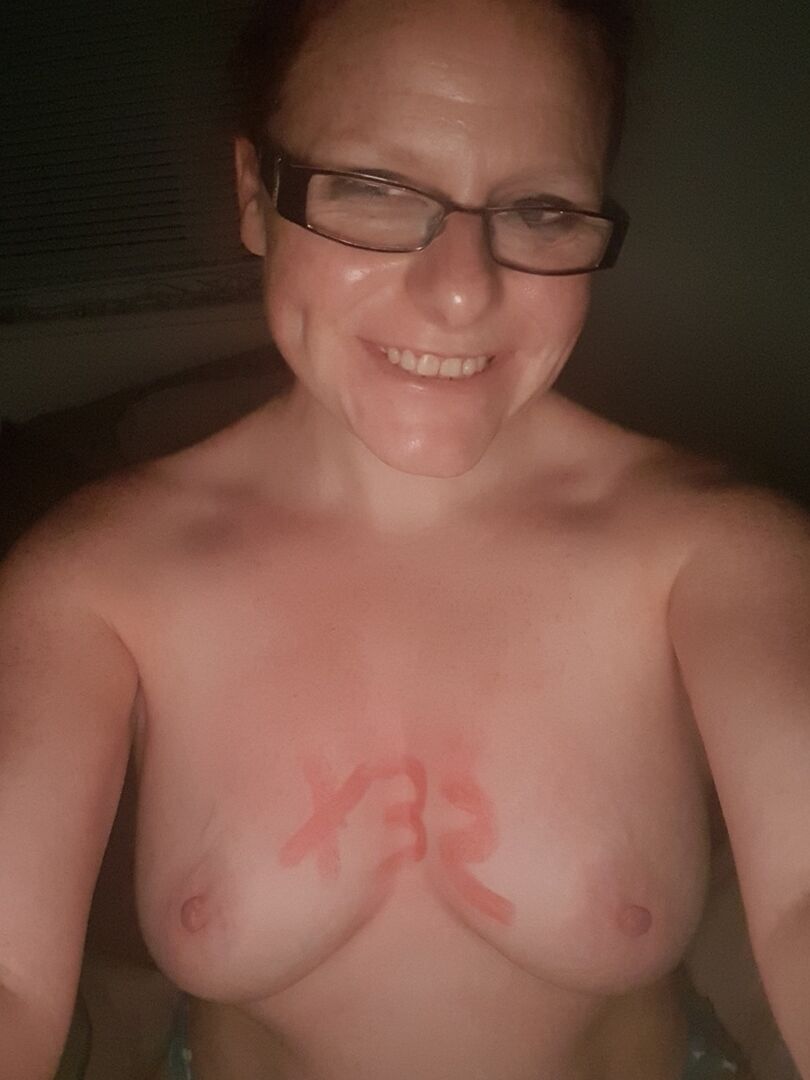 16P Amateur model displays her big tits and snatch with her glasses on