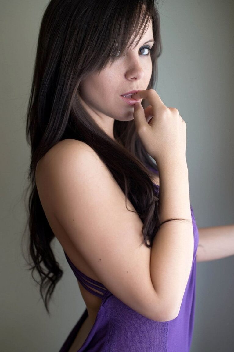 15P La brune Bryci remonte sa robe et baisse sa culotte sexy.