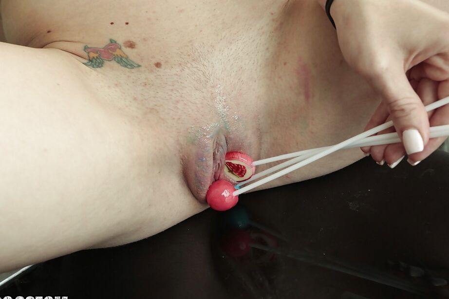 16P Juggy amadora Emmanuelle London ficando nua e provocando sua boceta